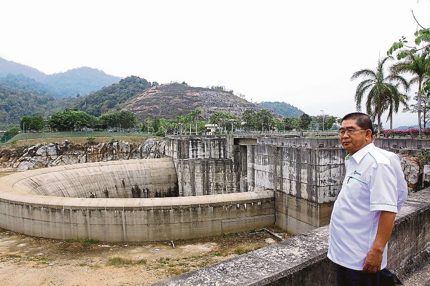Datuk Seri Maximus Ongkili checks the water level, which was at 37.73 per cent, at the Sungai Selangor dam April 14, 2014. u00e2u20acu201d Picture by Ahmad Zamzahuri