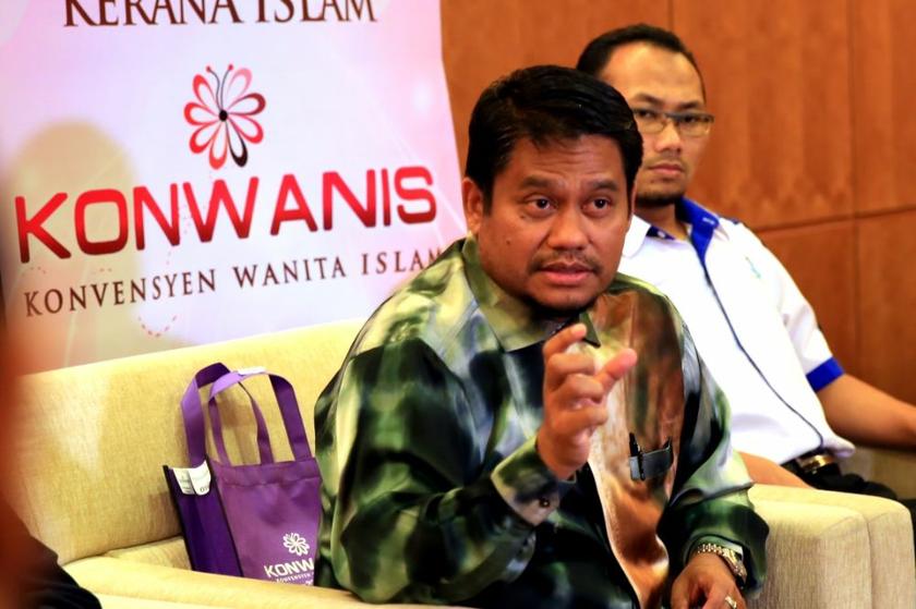 Ikatan Muslimin Malaysia (ISMA) president Zaid Abdul Rahman speaks at the Islamic Womenu00e2u20acu2122s Convention (KONWANIS) 2014 at the Multimedia University, Cyberjaya, April 26, 2014. u00e2u20acu2022 Picture by Saw Siow Feng