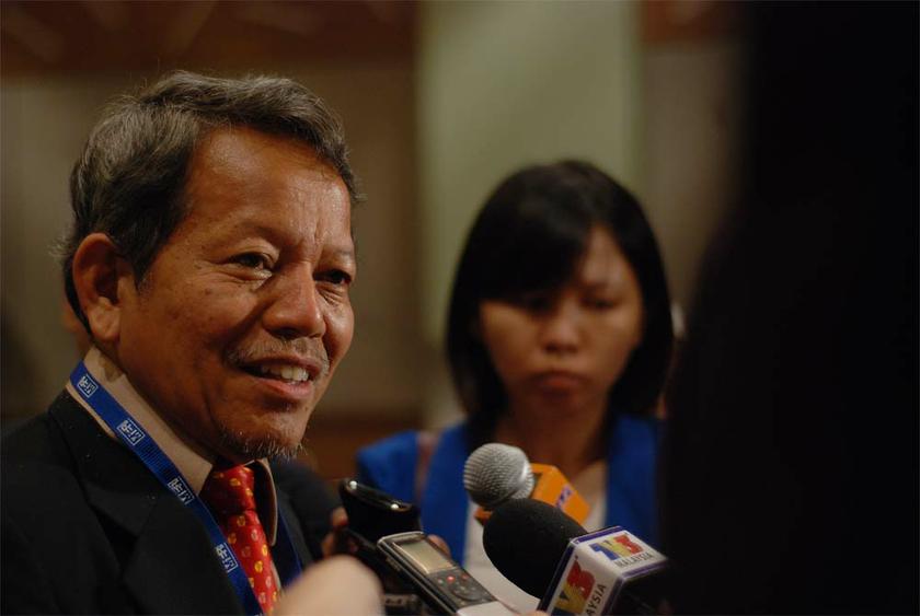 MIERu00e2u20acu2122s Executive Director Dr Zakariah Abdul Rashid speaks to the media during the19th Corporate Economic Briefing at Parkroyal Hotel in Kuala Lumpur, on April 24, 2014. u00e2u20acu201d Picture by Yusof Mat Isa 