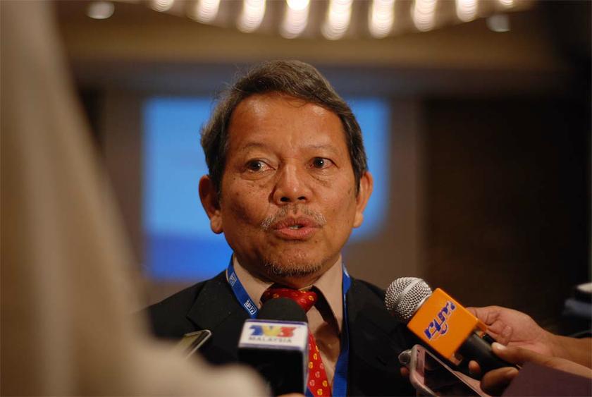 MIERu00e2u20acu2122s Executive Director Dr Zakariah Abdul Rashid speaks to the media during the19th Corporate Economic Briefing at Parkroyal Hotel in Kuala Lumpur, on April 24, 2014. u00e2u20acu201d Picture by Yusof Mat Isa 