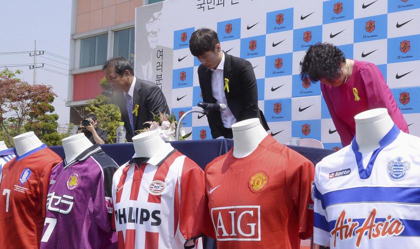 South Korean soccer player Park Ji-sung (centre) and his parents bow during a news conference to announce his retirement in Suwon, May 14, 2014. u00e2u20acu2022 Reuters pic