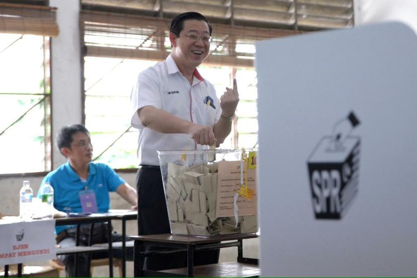 Penang Chief Minister Lim Guan Eng casts his vote at the Bukit Gelugor by-election, May 25, 2014. — Picture by K.E. Ooi