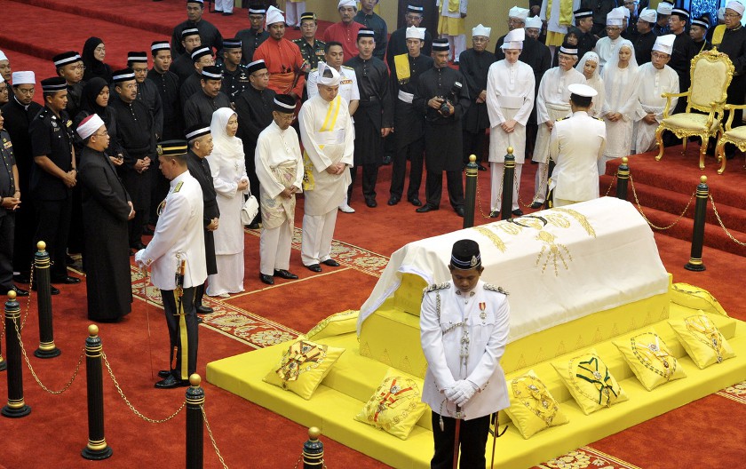 Yang Di-Pertuan Agong Tuanku Abdul Halim (dua, kanan) dan Raja Permaisuri Agong Tuanku Hajjah Haminah (tiga, kanan), diiringi Pemangku Raja Perak, Raja Dr Nazrin Shah (kanan), berkenan berangkat memberi penghormatan terakhir kepada jenazah Almarhum Sultan