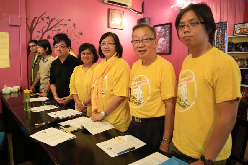 Bersih 2.0 committee at the press conference in Teluk Intan, May 28, 2014. u00e2u20acu201d Picture by Saw Siow Feng 