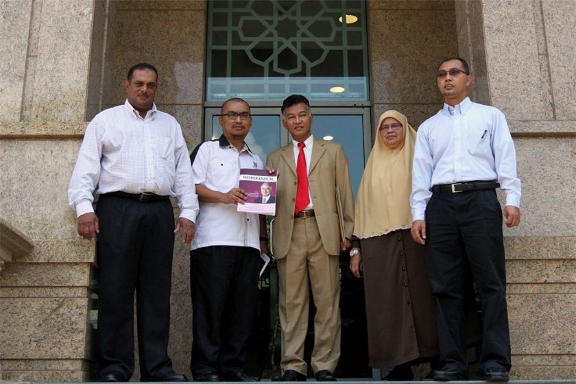 President of Malay Entrepreneur Printing Association of Malaysia, Datuk Badruddin Abu Bakar (with red tie) after handing a memorandum to the prime minister at Bangunan Perdana Putra, Putrajaya, May 28, 2014. u00e2u20acu201d Picture by Yusof Mat Isa