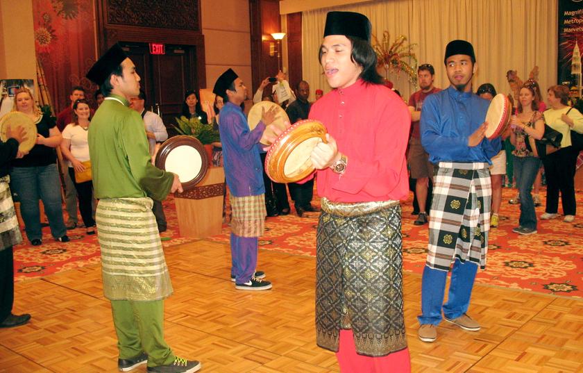 Visitors to the one-day programme held in Washington were entertained by a u00e2u20acu02dckompangu00e2u20acu2122performance by a group of Malaysian undergraduates. u00e2u20acu201d Bernama pic