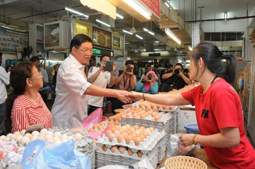 Parti Cinta Malaysia's candidate for the Bukit Gelugor by-election Huang Cheng Guan shakes hands with a stall owner at Farlim market in Air Itam, Penang on May 15, 2014. u00e2u20acu2022 Picture by K.E. Ooi
