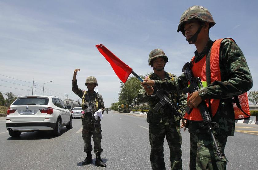 Thai soldiers direct traffic on a highway in Thailandu00e2u20acu2122s Ayutthaya province, May 21, 2014 Reuters
