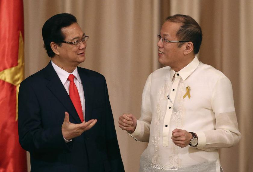 Philippine President Benigno Aquino (right) with Vietnam Prime Minister Nguyen Tan Dung after a joint news conference at the Malacanang Presidential Palace in Manila May 21, 2014 Reuters