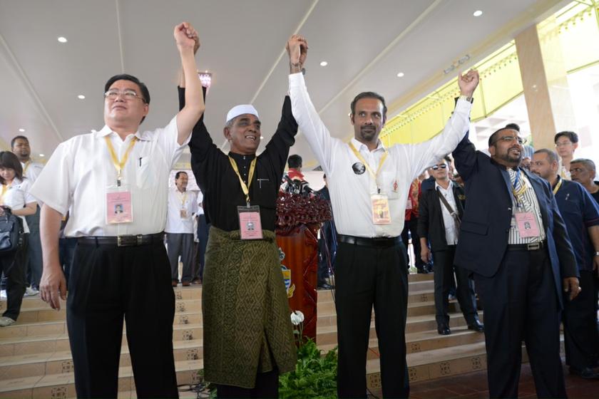 Candidates of the Bukit Gelugor by-election: (from left) Parti Cinta Malaysiau00e2u20acu2122s Huan Cheng Guan, independent Mohamed Nabi Bux Nabi Sathar, DAPu00e2u20acu2122s Ramkarpal Singh Deo and independent Abu Backer Sidek Mohamad Zan, at the nomination centre, May 12, 2014. 