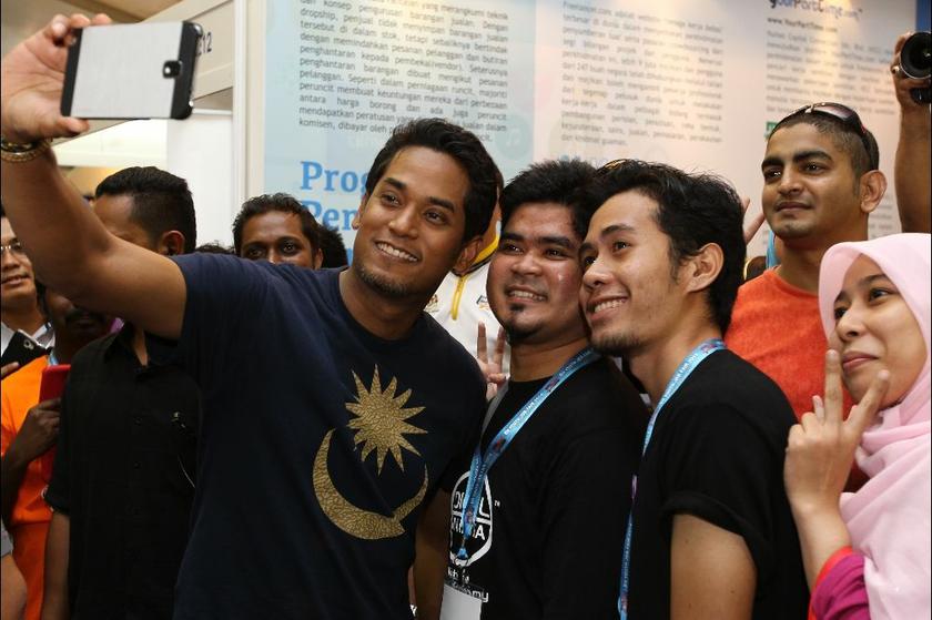 Youth and Sports Minister, Khairy Jamaluddin (left) poses for a selfie with participants at the Festival Belia Putrajaya in Presint 2, Putrajaya, May 24, 2014. u00e2u20acu201d Picture by Siow Feng Saw
