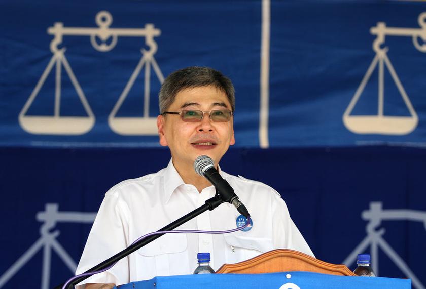 BNu00e2u20acu2122s candidate for the Teluk Intan by-election, Datuk Mah Siew Keong, gives a speech in Kampung Air Hitam in Teluk Intan, Perak May 21, 2014. u00e2u20acu201d Picture by Yusof Mat Isa