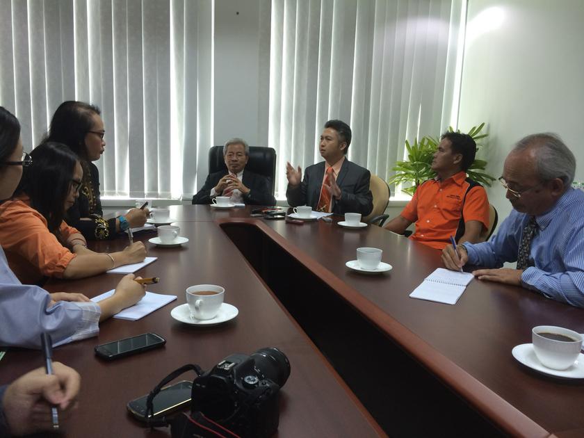 Balai Ringin assemblyman Snowdan Lawan (3rd right), SMK Balai Ringin PTA exco member Simi Gindang (2nd right) and Land Development Minister Tan Sri James Masing (4th right) hold a press conference in Kuching on May 14, 2014. u00e2u20acu201d Picture by Nigel Edgar