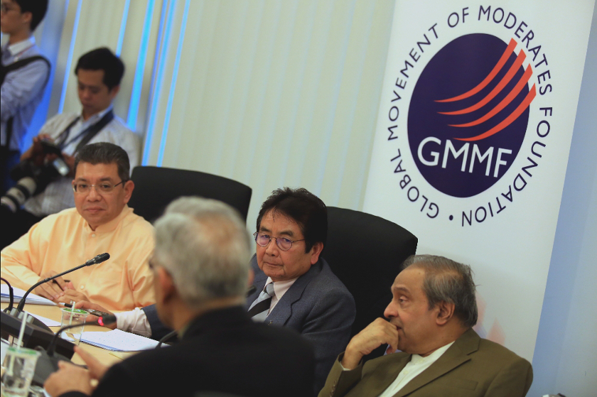 Minister in the Prime Minister's Department Tan Sri Joseph Kurup (centre) attends a roundtable discussion on proposed Kelantan hudud bill at Menara Manulife in Damansara, on May 22, 2014. u00e2u20acu201d Picture by Saw Siow Feng