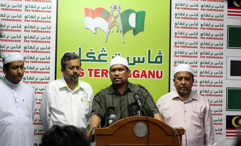 Paka state assemblyman and Terengganu state commissioner Satiful Bahri Mamat (centre). u00e2u20acu201d Picture by Yusof Mat Isa