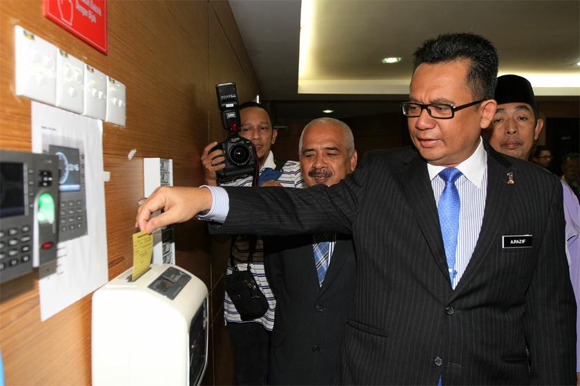 Newly-minted Terengganu mentri besar Datuk Ahmad Razif Abdul Rahman clocks in for his first day at work at 7.30am, at the Terengganu state secretariat, Kuala Terengganu, May 14, 2014. u00e2u20acu2022 Picture by Yusof Mat Isa