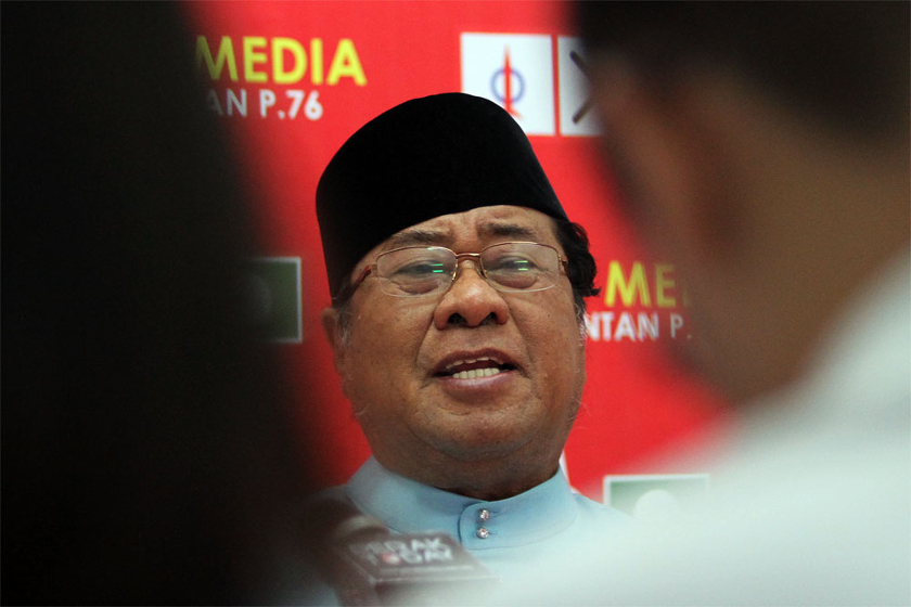 Selangor Mentri Besar Tan Sri Khalid Ibrahim speaks to reporters during a press conference in Teluk Intan, on May 23, 2014. u00e2u20acu201d Picture by Yusof Mat Isa