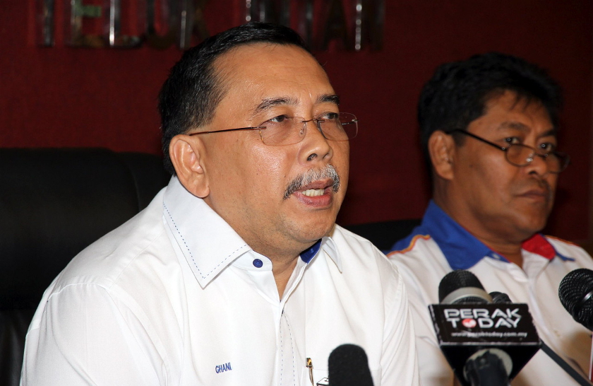 EC secretary Datuk Abdul Ghani Salleh (left) speaks during  a press conference at the Teluk Intan Municipal Council at Teluk Intan on May 16, 2014.  u00e2u20acu201d Bernama pic