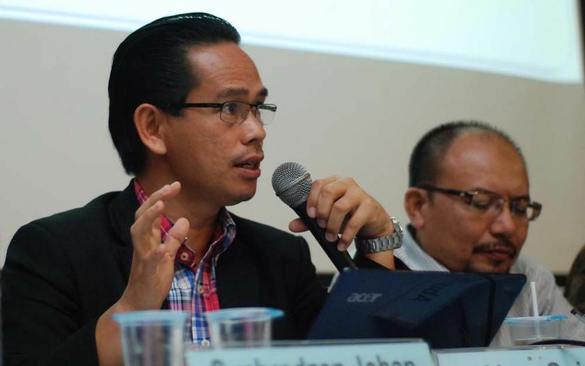 Lawyer Abun Sui Anyit (left) speaks during the Hudud in Malaysia forum at the Kuala Lumpur Selangor Chinese Assembly Hall (KLSCAH), May 2, 2014. u00e2u20acu2022 Picture by Yusof Mat Isa