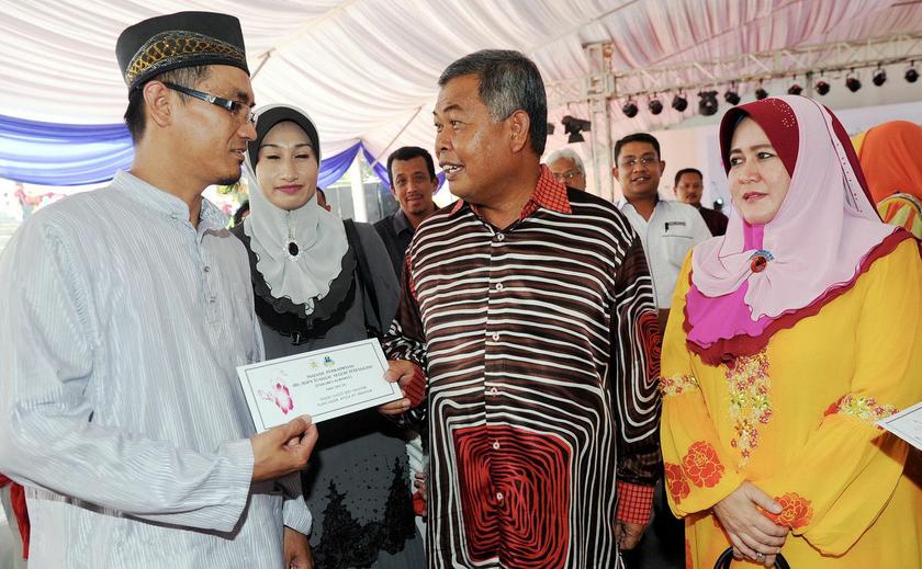 Datuk Seri Ahmad Said (second right) claims he had asked Prime Minister Datuk Seri Najib Razak to allow him to step down as mentri besar after his daughteru00e2u20acu2122s wedding reception but the Umno president reportedly brushed aside the request as a u00e2u20acu02dcpersonal 