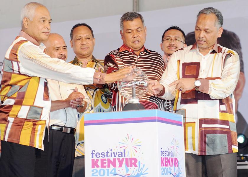 Terengganu Mentri Besar Datuk Seri Ahmad Said (3rd right) at the Kenyir Festival 2014 in Pangkalan Gawi on May 4, 2014. u00e2u20acu201d Bernama picn