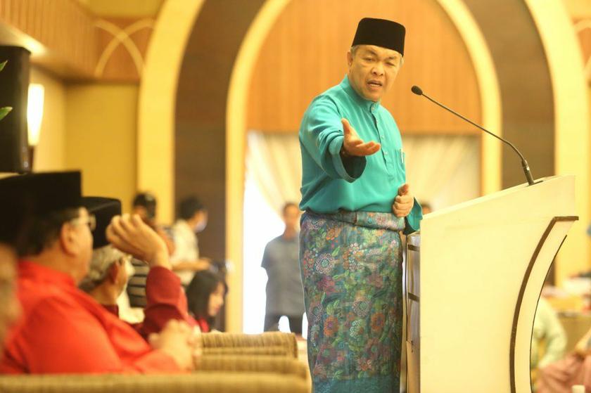 Home Minister Datuk Seri Ahmad Zahid Hamidi speaks at the 4th Umno veteransu00e2u20acu2122 Annual General Meeting held at the Regency Hotel in Kuala Lumpur, May 10, 2014. u00e2u20acu2022 Picture by Choo Choy Mayn