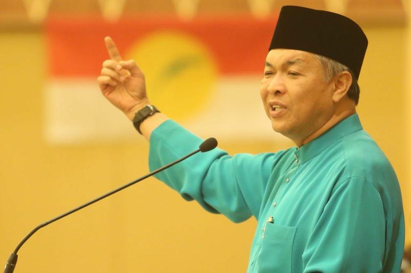 Home Minister Datuk Seri Ahmad Zahid Hamidi speaks at the 4th Umno veteransu00e2u20acu2122 Annual General Meeting held at the Regency Hotel in Kuala Lumpur, May 10, 2014. u00e2u20acu2022 Picture by Choo Choy Mayn