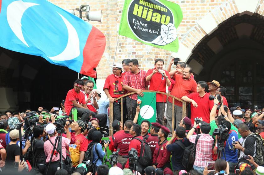 Opposition leader Datuk Seri Anwar Ibrahim gives a speech during the anti-GST protest t Dataran Merdeka in Kuala Lumpur, May 1, 2014. u00e2u20acu201d Picture by Choo Choy May