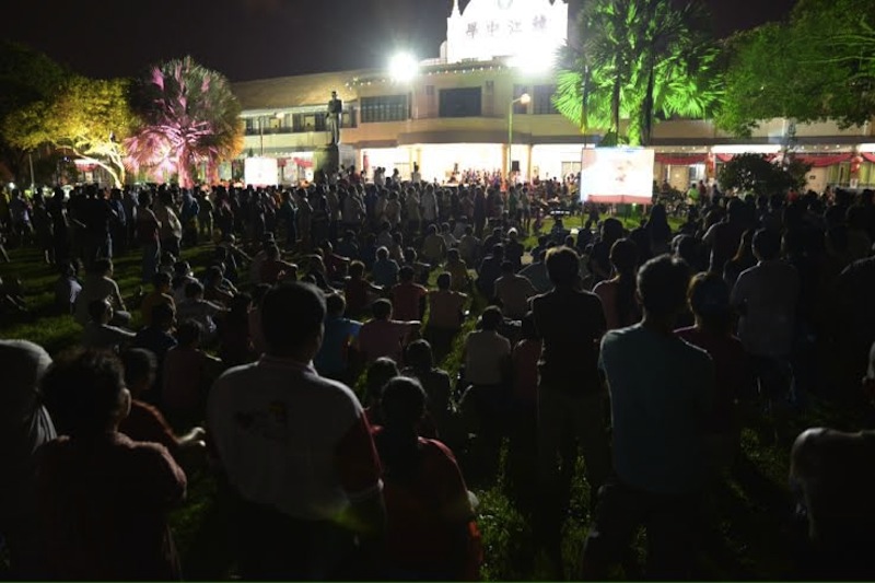 A crowd watches the Bukit Gelugor grand ceramah from outside the packed hall in George Town May 22, 2014. — Picture by K.E. Ooi