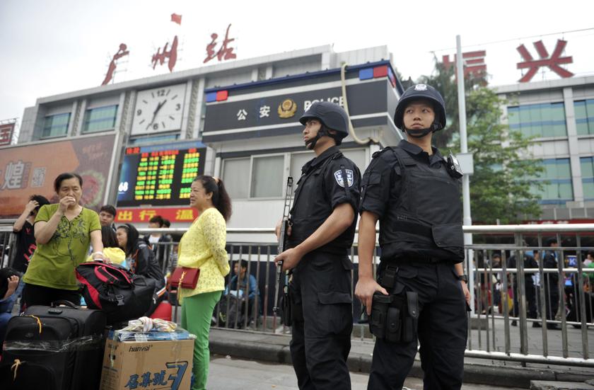 Armed policemen stand guard next to passengers after a knife attack at a railway station in Guangzhou, Guangdong province May 6, 2014. u00e2u20acu201d  Reuters pic