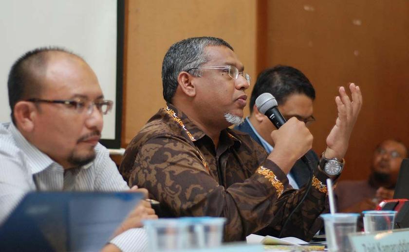 Sepang MP Mohamed Hanipa Maidin (second, left) speaks during the Hudud in Malaysia forum at the Kuala Lumpur Selangor Chinese Assembly Hall (KLSCAH), May 2, 2014. u00e2u20acu2022 Picture by Yusof Mat Isa