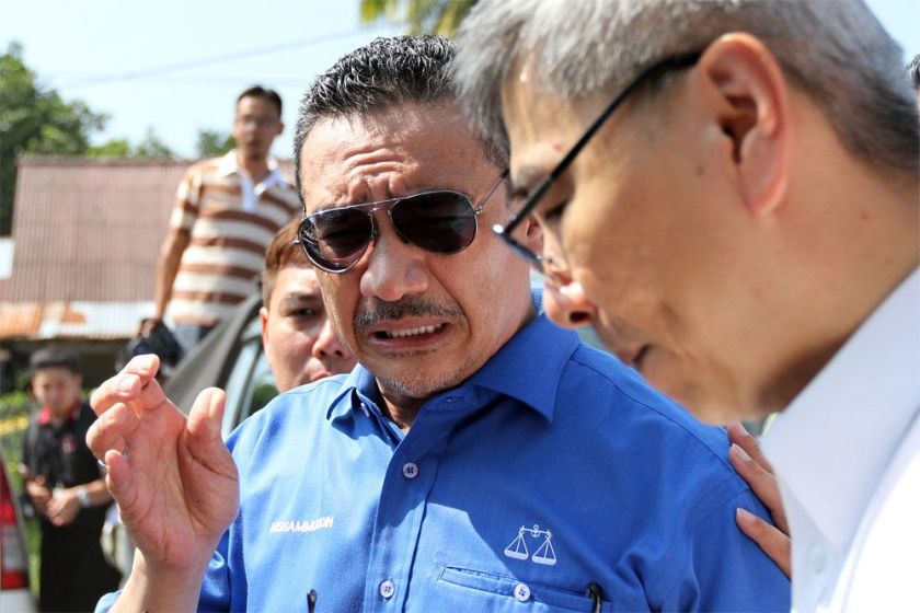 BN's candidate, Datuk Mah Siew Keong (second right) and Minister of Defence and acting Minister of Transport, Datuk Seri Hishammuddin Hussein (second left) are seen during a walkabout in Teluk Intan, Perak, May 24, 2014. u00e2u20acu2022 Picture by Yusof Mat Isa