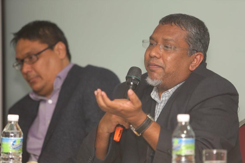 Sepang MP Mohamed Hanipa Maidin (right) speaks during the 'Hudud in Malaysia, Can We? Should We?' forum at the KLSCAH in Kuala Lumpur, on May 11, 2014. u00e2u20acu2022 Picture by Choo Choy May
