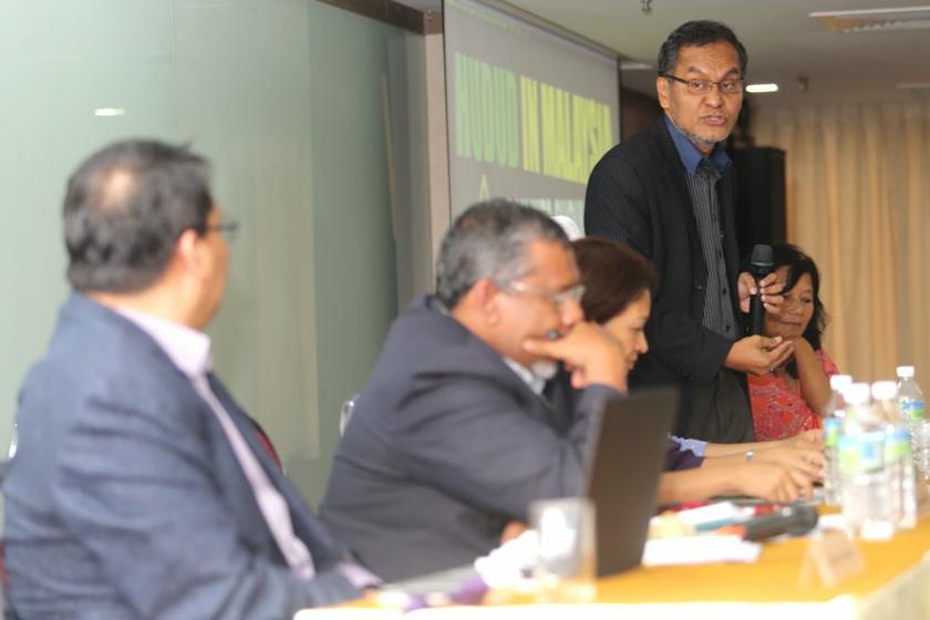 Director of PAS Research Centre  Dr Dzulkefly Ahmad (standing) speaks during the 'Hudud in Malaysia, Can We? Should We?' forum at the KLSCAH in Kuala Lumpur, on May 11, 2014. u00e2u20acu2022 Picture by Choo Choy May