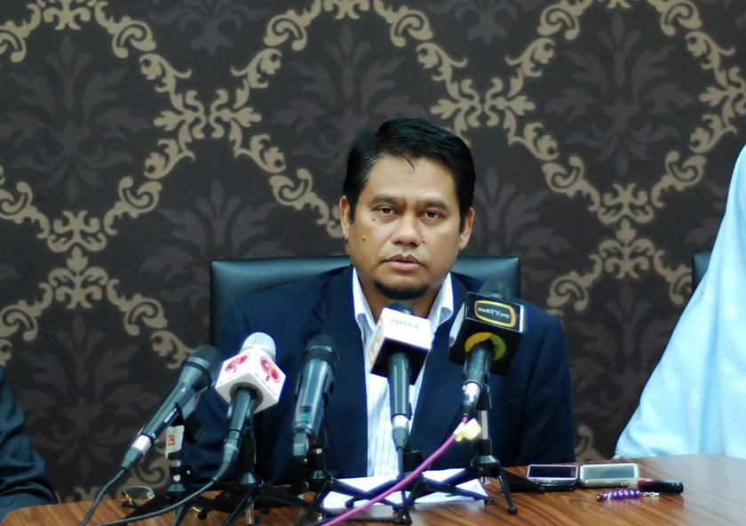 President of Ikatan Muslimin Malaysia (ISMA), Ustaz Abdullah Zaik Abdul Rahman at a press conference at the ISMA Studio in Bangi, May 9, 2014 . u00e2u20acu201d Picture by Yusof Mat Isa