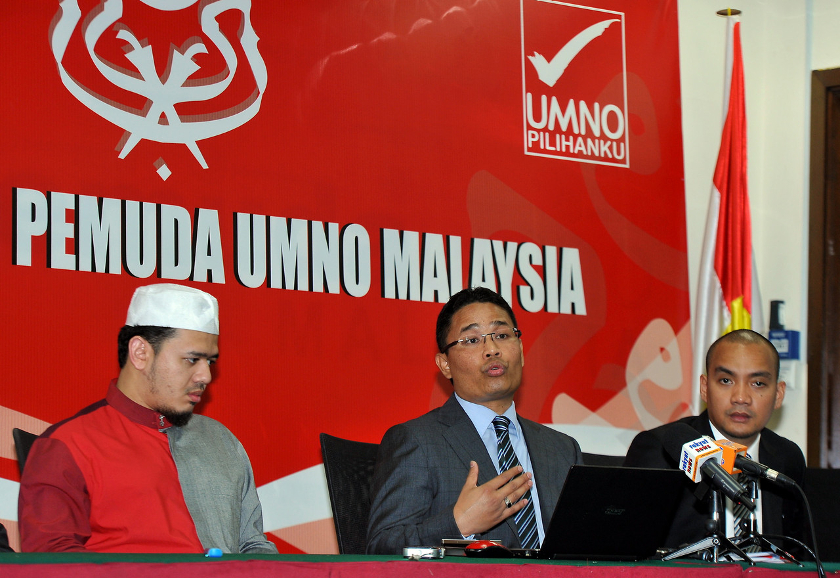 Umno Youth deputy chief Khairul Azwan Harun (centre) speaks during a press conference at the Umno Youth headquarters at Menara Dato Onn in Kuala Lumpur, on April 29, 2014. u00e2u20acu201d Bernama pic
