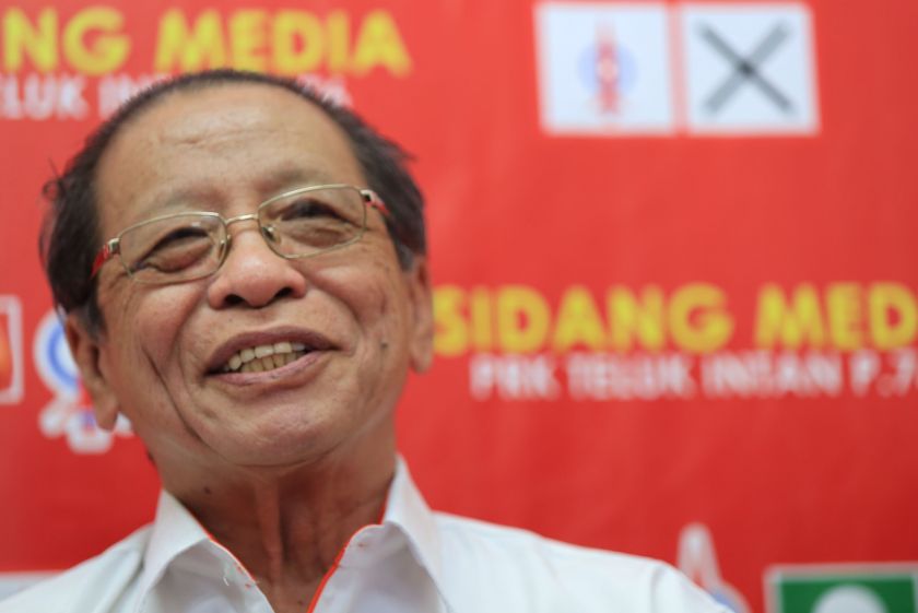DAP parliamentary leader Lim Kit Siang supports his PKR ally Datuk Seri Anwar Ibrahim who had called the Chinese as u00e2u20acu02dcstupidu00e2u20acu2122 for continuing to vote Barisan Nasional (BN) candidates in elections. u00e2u20acu2022 Picture by Saw Siow Fengn