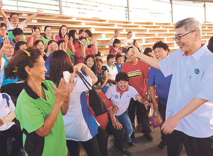 A tai-chi exercise group applauds Datuk Mah Siew Keong during one of his campaign stops in Teluk Intan May 22, 2014. u00e2u20acu201d Picture by Hadzme Mohd Jaafar