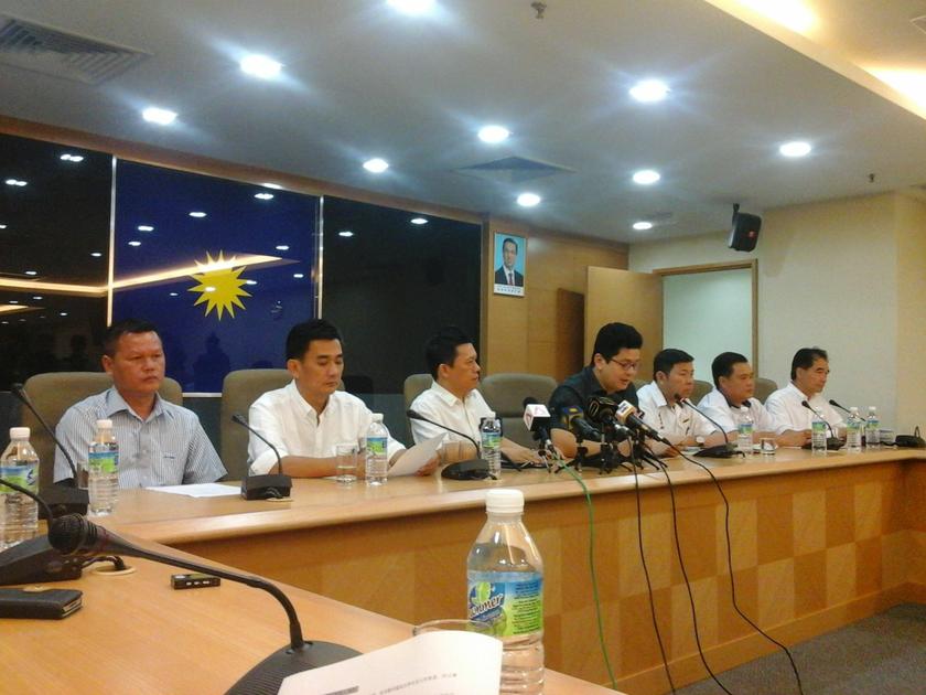MCA Religious harmony bureau chairman Datuk Ti Lian Ker (centre) attends a press conference at the party's headquarters in Kuala Lumpur, May 14, 2014. u00e2u20acu2022 Picture by Yap Tzu Ging