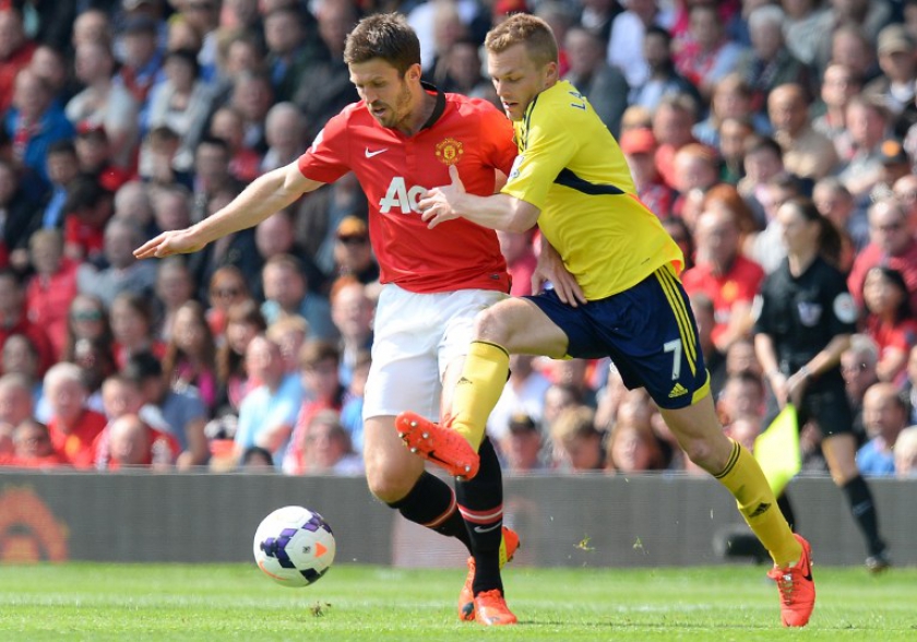File photo shows Manchester Unitedu00e2u20acu2122s English midfielder Michael Carrick (left) vying with Sunderlandu00e2u20acu2122s midfielder Sebastian Larsson (right) during their EPL match at Old Trafford May 3, 2014.  u00e2u20acu201d AFP pic