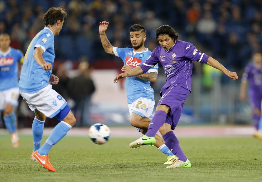Fiorentinau00e2u20acu2122s Mati Fernandez (right) shoots as he is challenged by Napoliu00e2u20acu2122s Lorenzo Insigne (centre) during their Italian Cup final match at the Olympic stadium in Rome May 3, 2014. u00e2u20acu201d Reuters pic