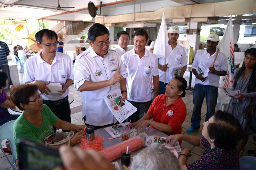 PCM candidate Huan Cheng Guan campaigning at Greenlane Height market in Penang, May 16, 2014. u00e2u20acu201d Picture by K.E. Ooi