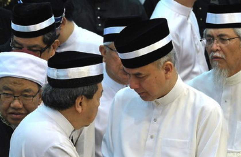 The Sultan of Selangor, Sultan Sharafuddin Idris Shah shakes hands with the Regent of Perak, Raja Dr Nazrin Shah (right) after paying last respects to the late Sultan Azlan Shah at Istana Iskandariah, Kuala Kangsar, May 29, 2014. u00e2u20acu201d Bernama pic