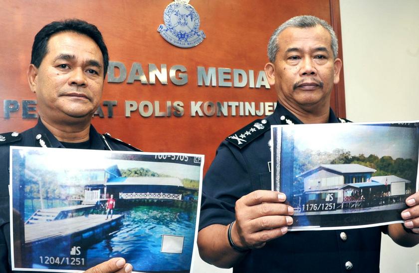 Sabah Police Chief Datuk Hamza Taib (right) and Sabah Head of Criminal Investigation SAC Omar Mamah showing photos of the location of the latest abduction in Lahad Datu, May 6, 2014. u00e2u20acu201d Bernama pic