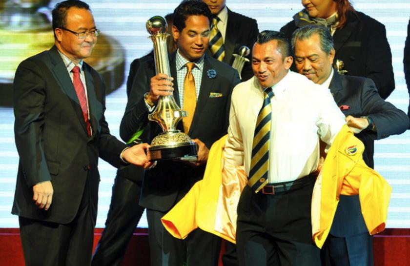 Deputy Prime Minister Tan Sri Muhyiddin Yassin helps national bodybuilder Sazali Abdul Samad to put on a jacket. Sazali was named Sportsman of the Year 2013, on May 19, 2014. u00e2u20acu201d Bernama pic