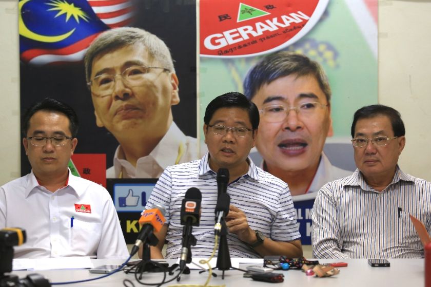 Penang Barisan Nasional (BN) chairman Teng Chang Yeow (centre) at a press conference in Teluk Intan, May 28, 2014.  u00e2u20acu201d Picture by Saw Siow Feng