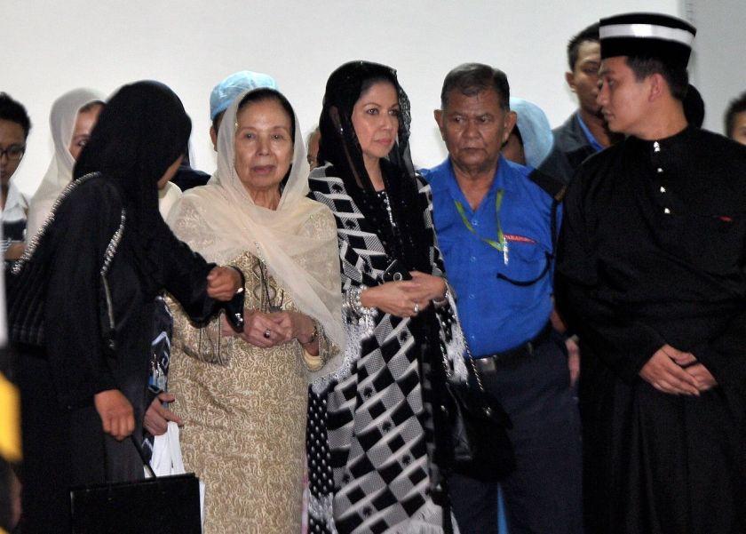 The late Sultan of Peraku00e2u20acu2122s consort, Raja Permaisuri Perak Tuanku Bainun (second left), is seen at the Institut Jantung Negara where the sultan passed away at 1.30pm this afternoon. u00e2u20acu2022 Bernama pic