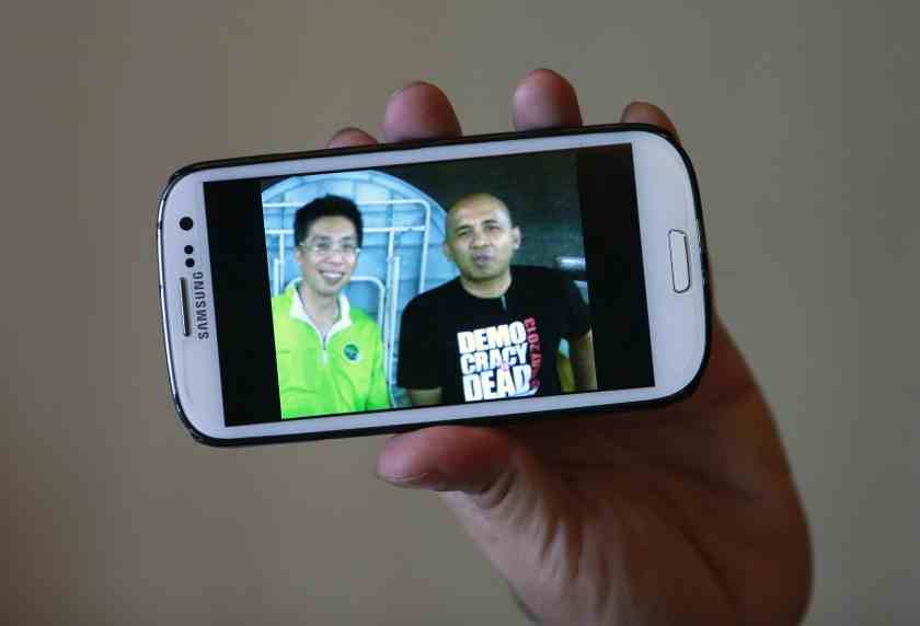 Peter Chong holds up his smartphone to show a photo of himself with missing Malaysia Airlines Flight MH370 captain Zaharie Ahmad Shah at a hotel in Sepang March 18, 2014. u00e2u20acu201d Reuters pic