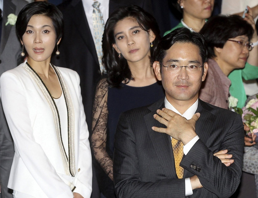 Samsung Electronics chairman Lee Kun-hee's daughters, Lee Boo-jin (centre), Lee Seo-hyun (left) and his only son Samsung Electronics' chief operating officer Jay Lee are seen after the Ho-am prize award ceremony in Seoul in this June 1, 2012 file photo. u00e2