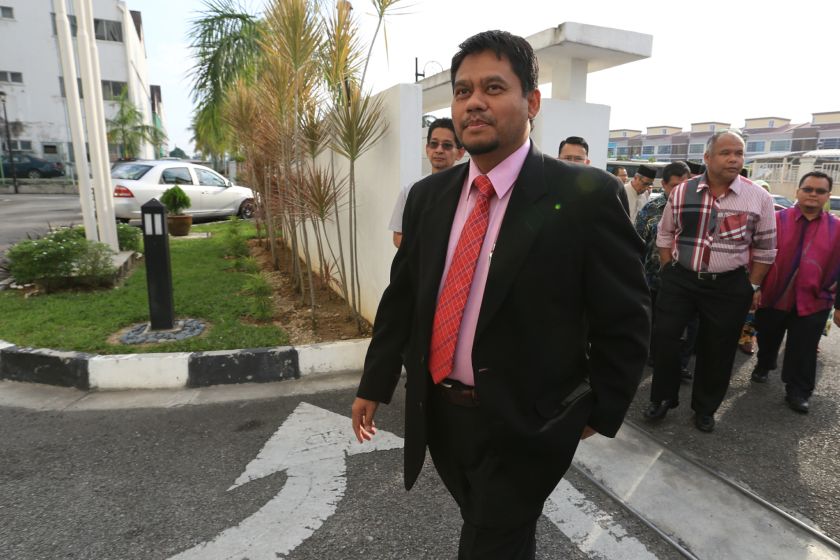 Ikatan Muslimin Malaysia (Isma) President Abdullah Zaik Abdul Rahman (centre) leaves the Kajang Sessions Court after being charged for sedition, on June 19, 2014. u00e2u20acu201d Picture by Saw Siow Feng